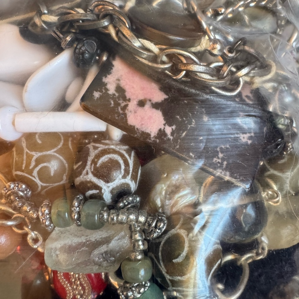 Ziplock bag filled with chunky (mostly) vintage necklaces - Picture 5 of 10
